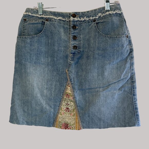 Y2K Gloria Vanderbilt Distressed Denim Skirt With Floral Patchwork & Frayed Hem - Picture 5 of 12